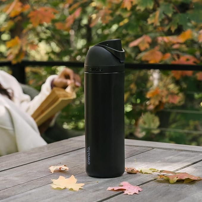 Owala FreeSip black - autumn outdoor lifestyle on wooden table